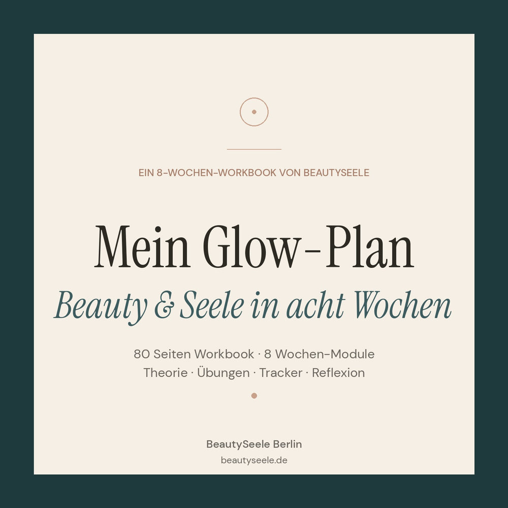 Premium-Cover des digitalen Workbooks „Mein Glow-Plan – Beauty & Seele in acht Wochen" von BeautySeele Berlin. Eleganter Petrol-Rahmen mit cremefarbener Innenfläche, Roségold-Akzente und Serif-Titel. 80 Seiten PDF mit 8 Wochen-Modulen, Theorie, Übungen, Tracker und Reflexion.