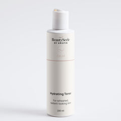 BEAUTYSEELE CALM Hydrating Toner ist ein leichtes Gesichtswasser mit Rosenwasser und Hyaluronsäure.